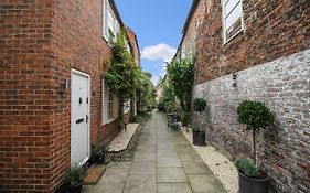 The Mews Cottage, With Parking, Yarm
